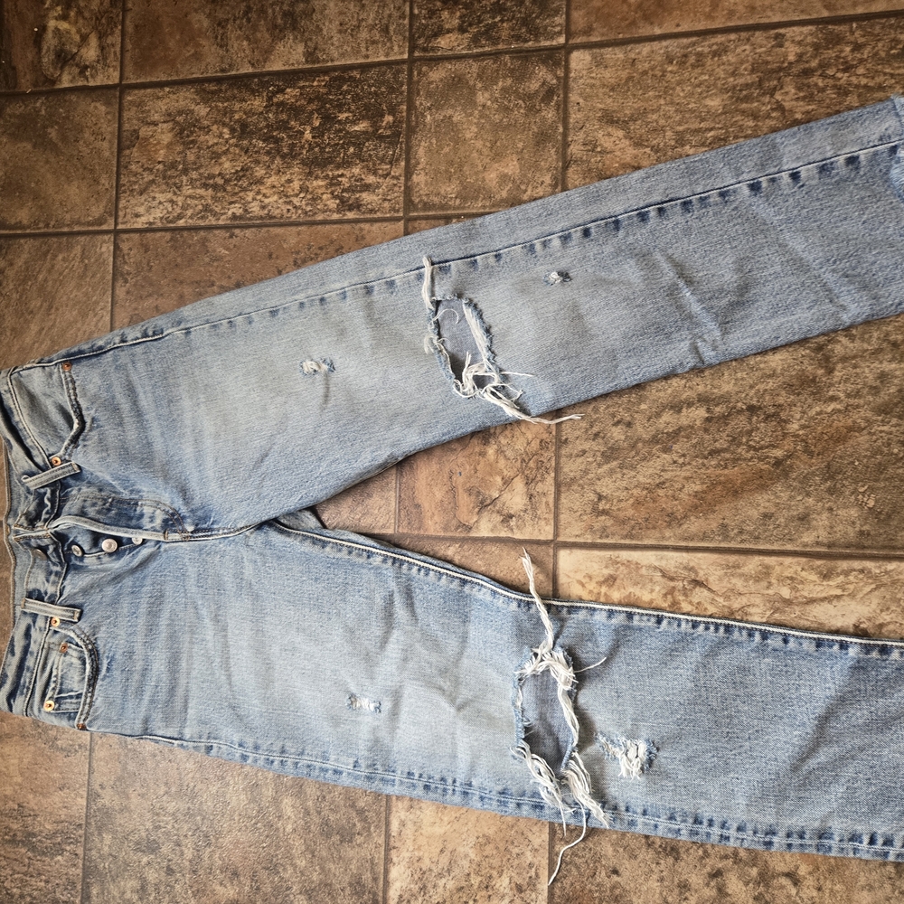 Distressed Light Blue Jeans Levis 26